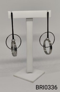 brinco inox grande com  haste e argolas encaixadas na haste