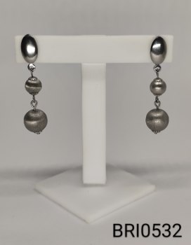 brinco médio inox com  2 bolinhas penduradas